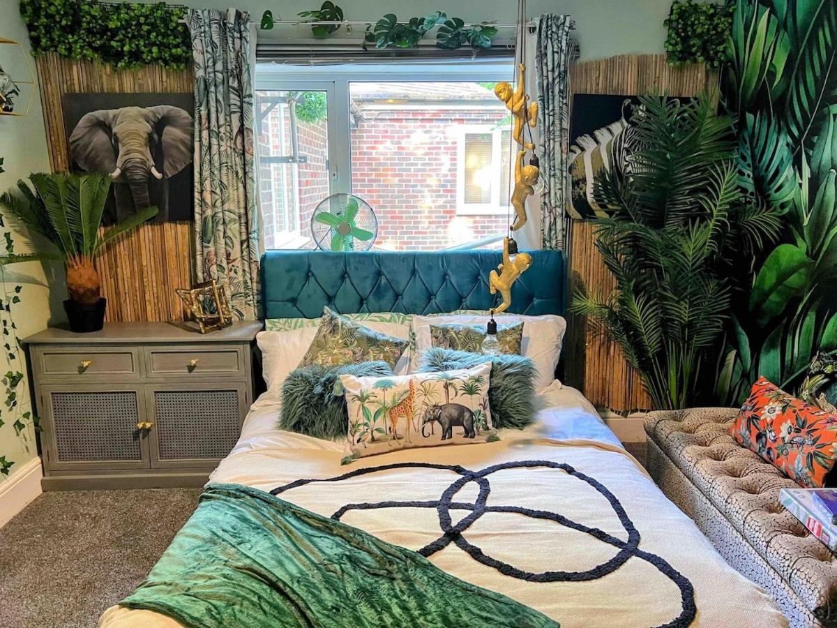The Boutique Large Themed Hideaway Retreat Holiday home *