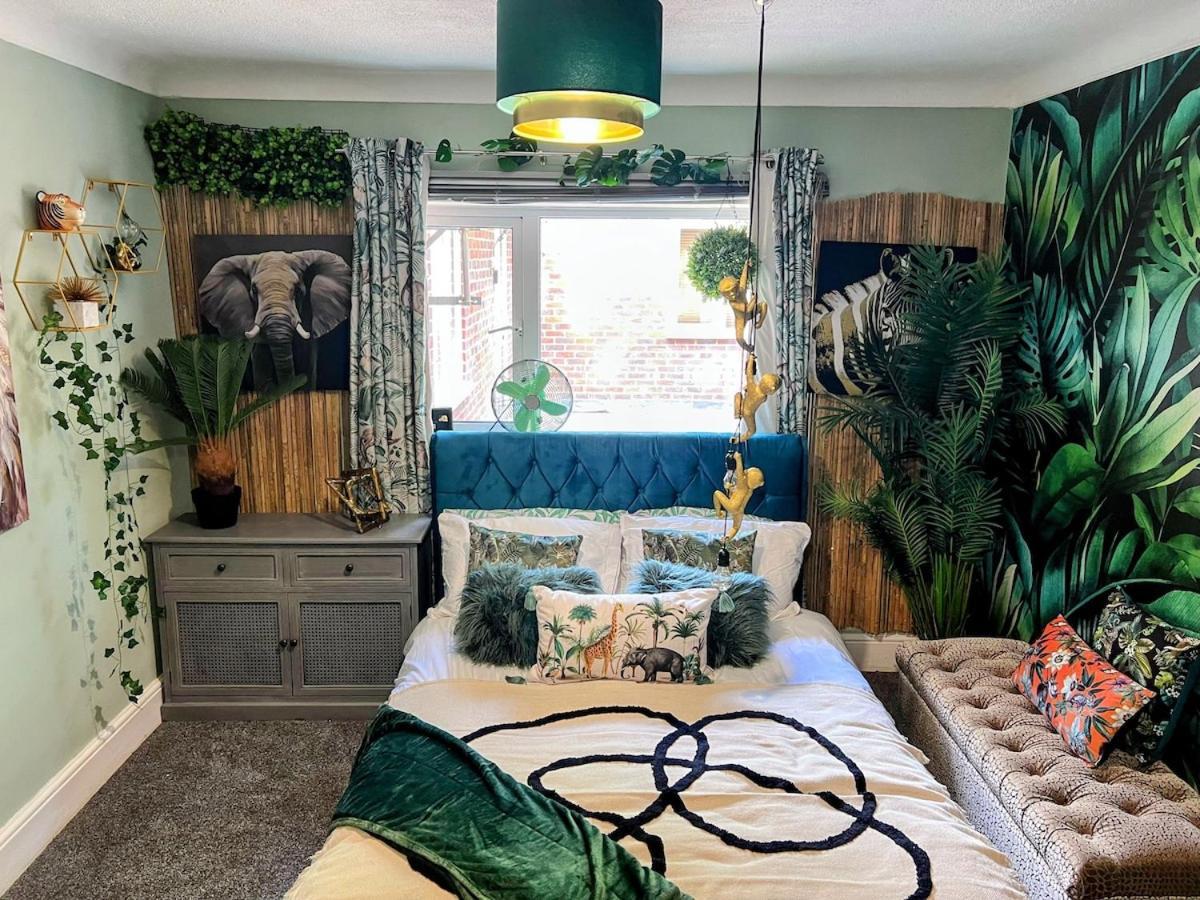 The Boutique Large Themed Hideaway Retreat Holiday home *